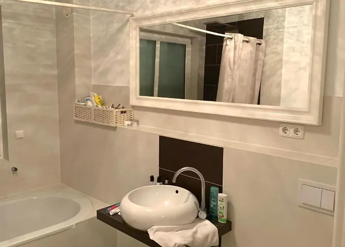 Ganzes Haus Nahe Messe Und Nur 15 Min Zentrum-hannover - Including Parking - Wlan - Komplett Ausgestattet - 3 Schlafraeume - Whole Near Fair - And Only 15 Min Centre Of - 3 Bed - Highwlan - With Working Places - Garden Дом отдыха