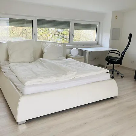 Ganzes Haus, Comfortable Complete House - 3 Big Bed - High Wlan - 5 Minutes From Fair Trade- Expo Plaza And Messe - With Working Places, Roof Garden, Garden With Barbecue Hannover