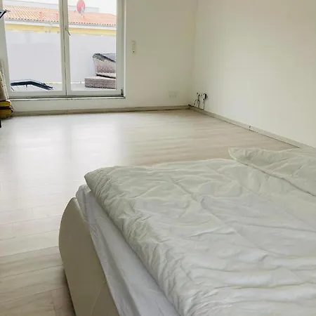 Feriehus Ganzes Haus, Comfortable Complete House - 3 Big Bed - High Wlan - 5 Minutes From Fair Trade- Expo Plaza And Messe - With Working Places, Roof Garden, Garden With Barbecue *