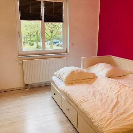 Ganzes Haus, Comfortable Complete House - 3 Big Bed - High Wlan - 5 Minutes From Fair Trade- Expo Plaza And Messe - With Working Places, Roof Garden, Garden With Barbecue Hannover