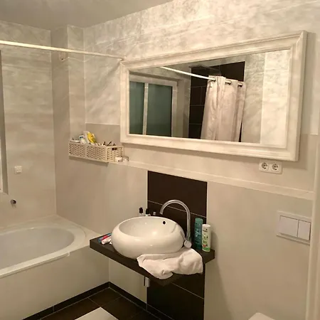 Ganzes Haus, Comfortable Complete House - 3 Big Bed - High Wlan - 5 Minutes From Fair Trade- Expo Plaza And Messe - With Working Places, Roof Garden, Garden With Barbecue Feriehus