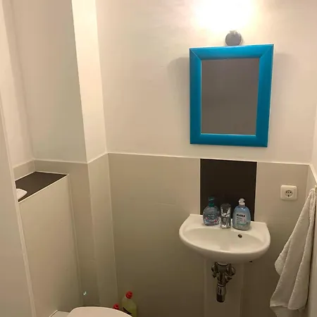 Ganzes Haus, Comfortable Complete House - 3 Big Bed - High Wlan - 5 Minutes From Fair Trade- Expo Plaza And Messe - With Working Places, Roof Garden, Garden With Barbecue Hannover