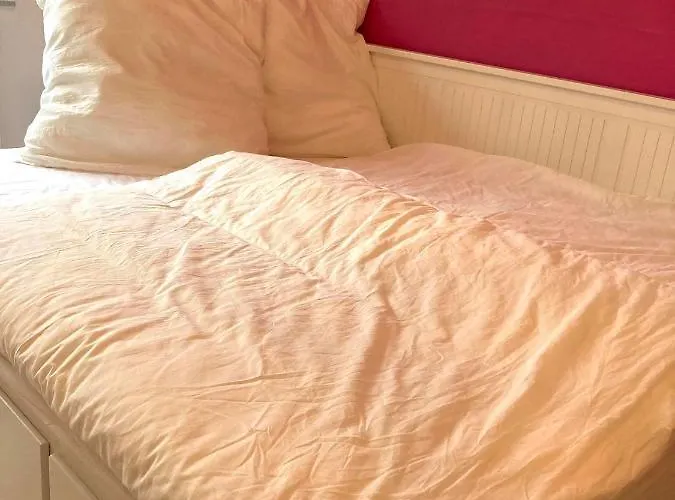 Ganzes Haus Nahe Messe Und Nur 15 Min Zentrum-hannover - Including Parking - Wlan - Komplett Ausgestattet - 3 Schlafraeume - Whole Near Fair - And Only 15 Min Centre Of - 3 Bed - Highwlan - With Working Places - Garden Semesterbostad *